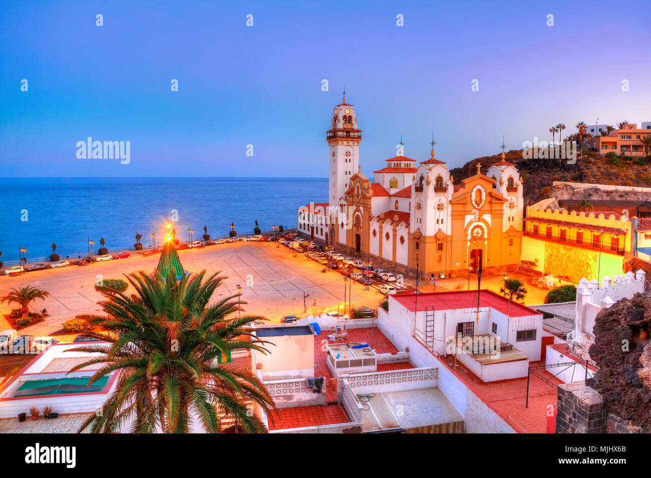 Bella scena notturna con la famosa chiesa cattolica di Santa Cruz illuminata la sera, nel periodo di Natale, Tenerife, Spagna Foto Stock