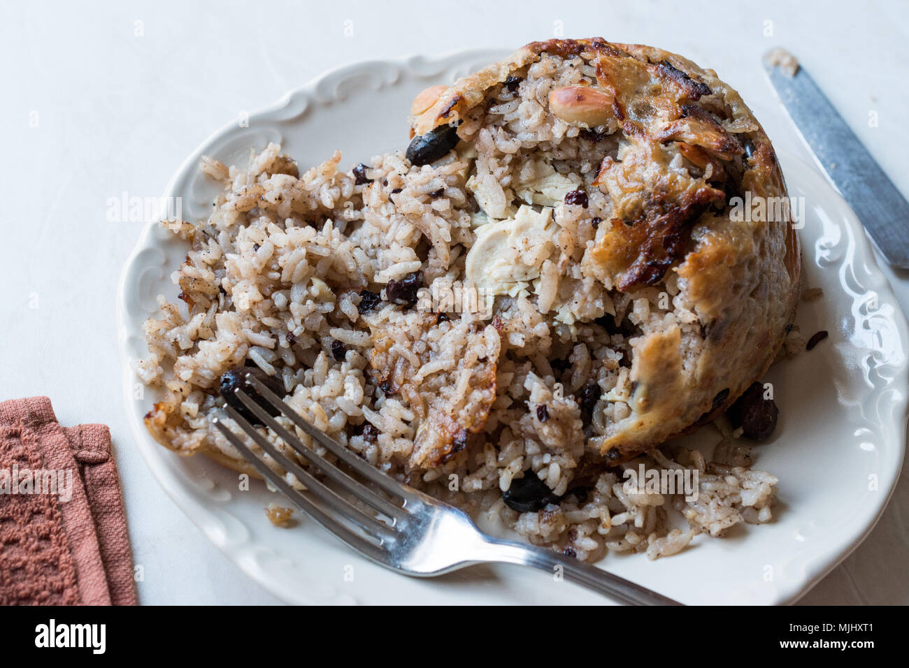 Bagno turco perde Pilavi / Telo pilaf con pollo, mandorle e uva passa / Pilav. I cibi tradizionali. Foto Stock