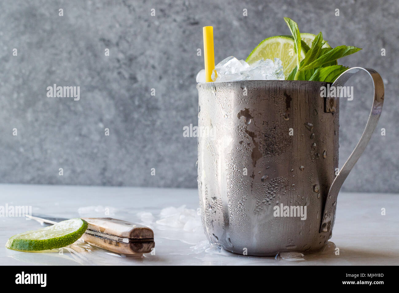 Moscow Mule Cocktail con lime e foglie di menta e ghiaccio tritato nel bicchiere di metallo. Bevanda estiva. Foto Stock