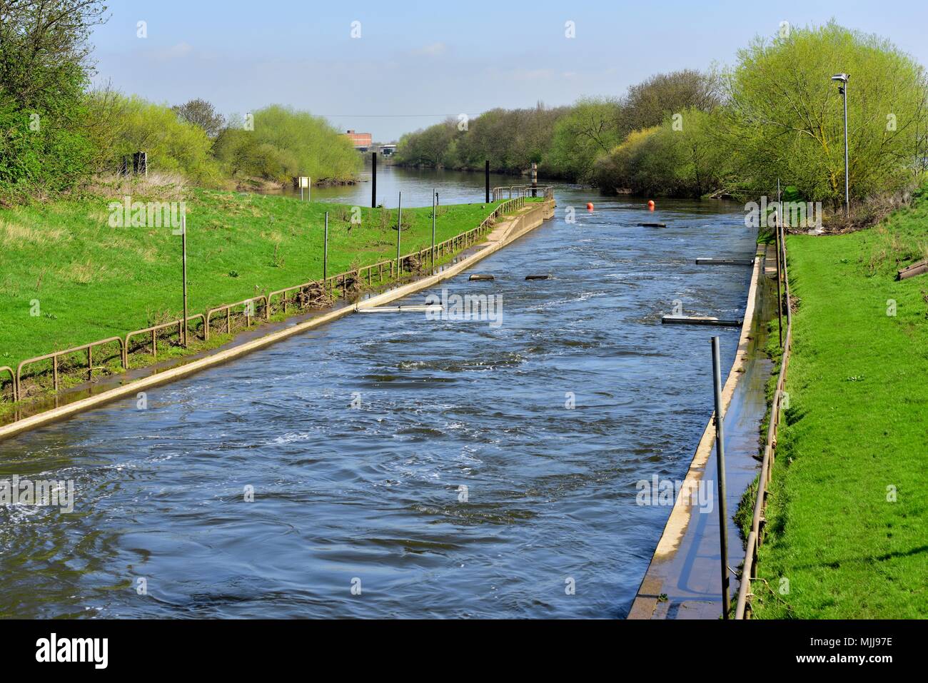 L'acqua che scorre dall'acqua bianca rafting corso nazionale al centro sport acquatici holme pierrepont Nottingham England Regno Unito Foto Stock