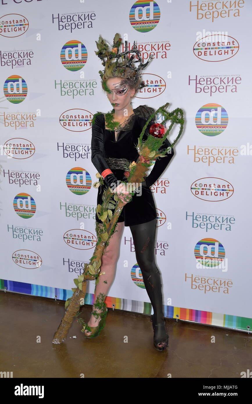 ST.PETERSBURG, Russia - 23 febbraio 2018: modello in una stravagante nero-e-costume verde di una foresta ninfa con un personale nella foto zona al FES Foto Stock