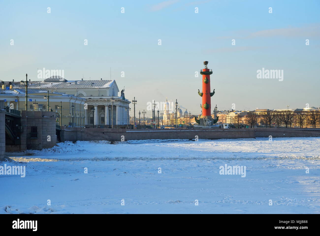 Spiedo di Vasilevsky island, colonna rostrale in inverno in una giornata di sole a San Pietroburgo Foto Stock