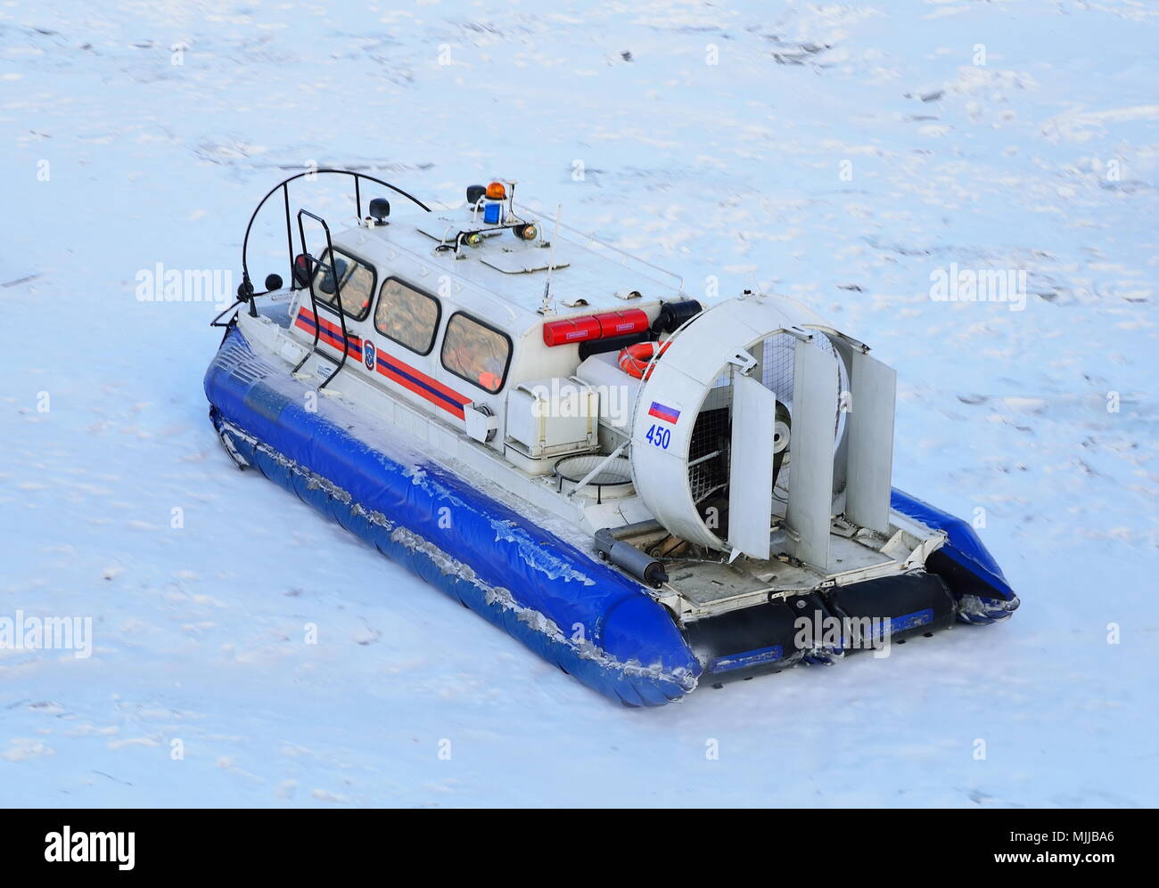 ST.PETERSBURG, Russia - MARZO 07, 2018: la barca dei soccorritori sul ghiaccio in inverno a San Pietroburgo Foto Stock