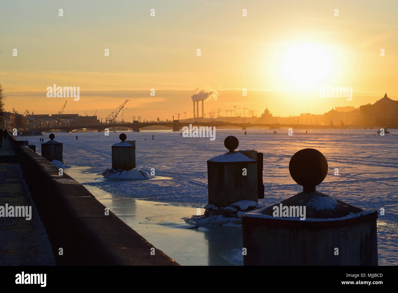 Vista dell'Annunciazione bridge e il tramonto dalla Admiralty Pier in inverno a San Pietroburgo Foto Stock