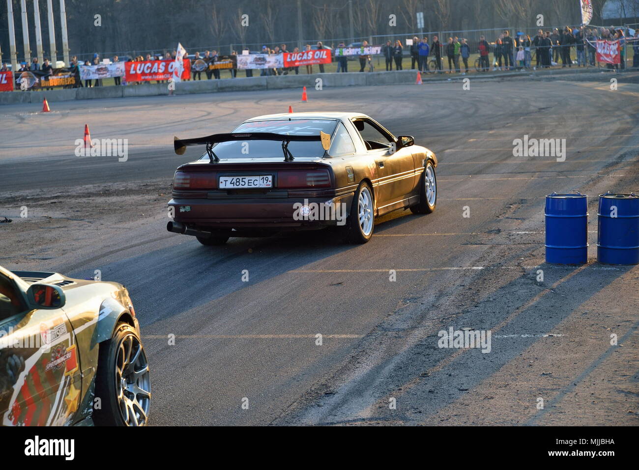 Spettatori assistere allo start di auto sportive al CCM presso la macchina Foto Stock