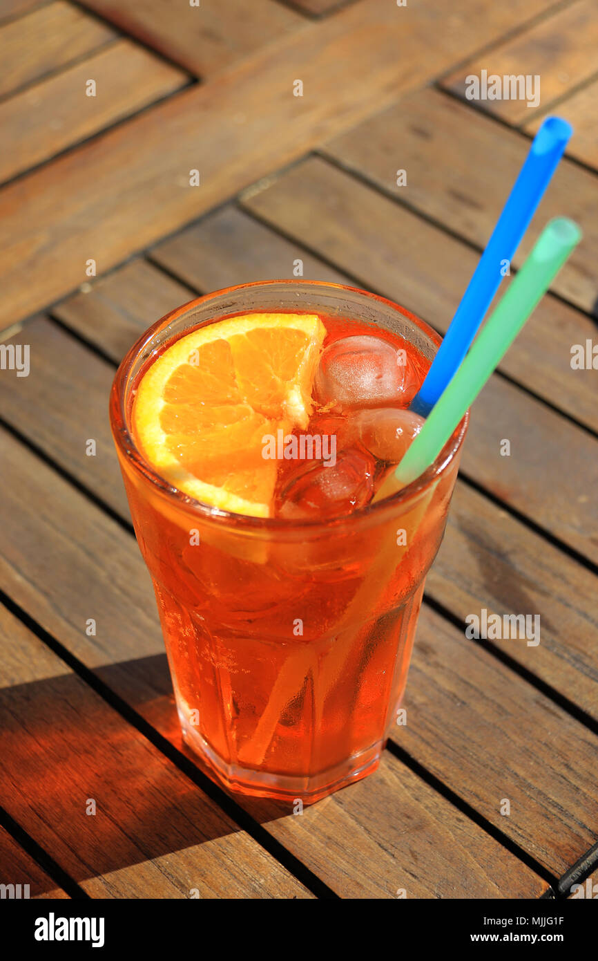 Un bicchiere di Aperol Spritz, la rinfrescante drink italiano originario di Padova. Foto Stock