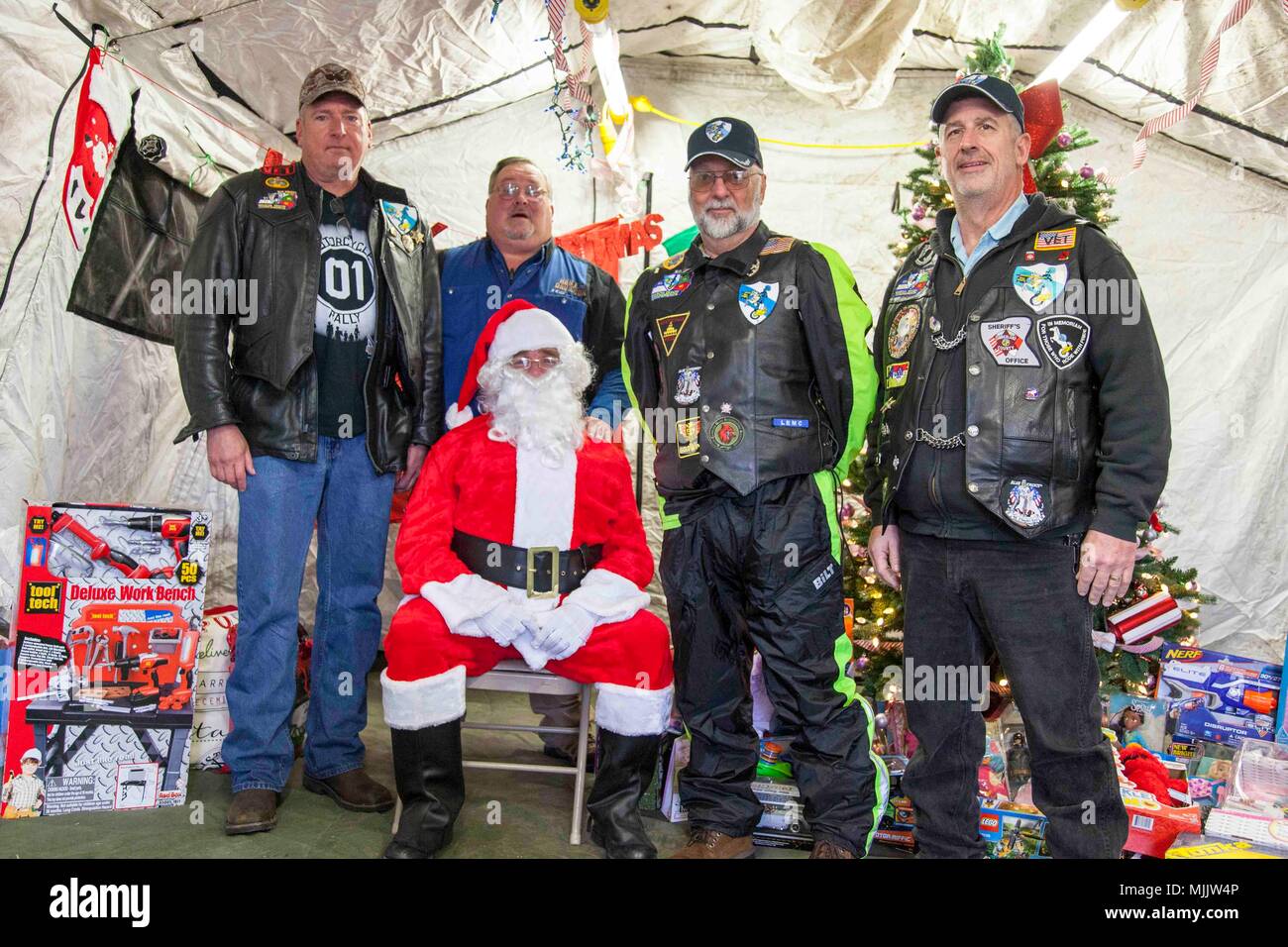 Il Blu di cavalieri, una moto club dal North Carolina, pone con Santa clausola durante il ventesimo annuale di Randy Oler Memorial il funzionamento del giocattolo goccia, a Fort Bragg, North Carolina, Dicembre 2, 2017. Quest'anno, otto paesi partecipano ed essi includono; la Colombia, Canada, Lettonia, Paesi Bassi, Svezia, Italia, Germania e Polonia. Il funzionamento del giocattolo Drop, ospitato dall'U.S. Esercito degli affari civili e le operazioni psicologiche il comando (Airborne) è il più grande combinati airborne operazione condotta in tutto il mondo. L'evento consente di soldati la possibilità di allenarsi sul loro militari professionali di specialità, mantenere Foto Stock