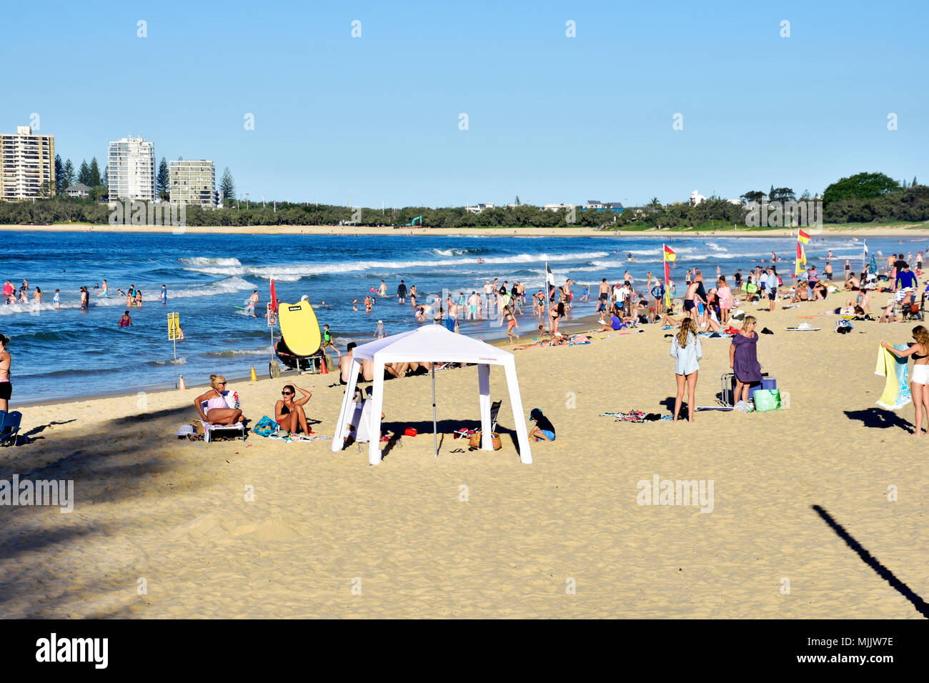 Una folla di gente che gode di splendida MOOLOOLABA BEACH nel Queensland AUSTRALIA Foto Stock