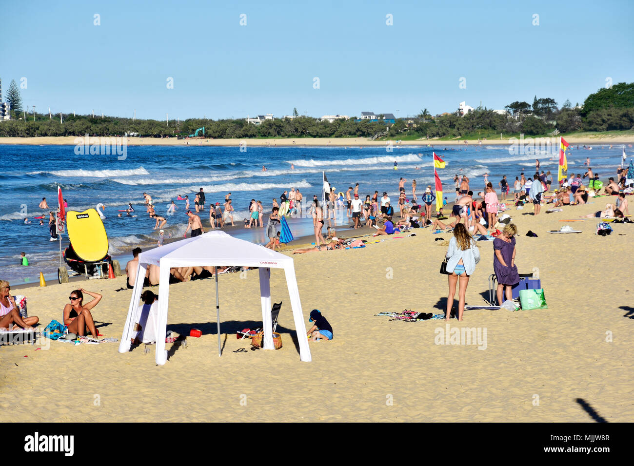 Una folla di gente che gode di splendida MOOLOOLABA BEACH nel Queensland AUSTRALIA Foto Stock