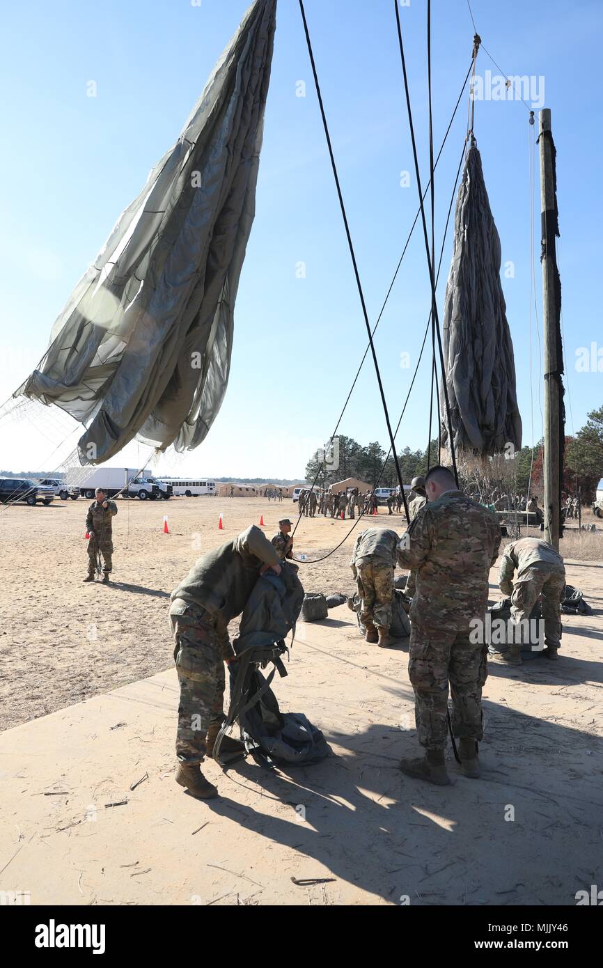 Stati Uniti Esercito riggers assegnato alla 824th Quartermaster Company fare uno scivolo-shakeout PER GLI STATI UNITI Paracadutisti dell'esercito che partecipano al ventesimo annuale di Randy Oler Memorial il funzionamento del giocattolo di scendere a Fort Bragg, N.C., Dicembre 4, 2017. Quest'anno, otto paesi partecipano ed essi includono; la Colombia, Canada, Lettonia, Paesi Bassi, Svezia, Italia, Germania e Polonia. Il funzionamento del giocattolo Drop, ospitato dall'U.S. Esercito degli affari civili e le operazioni psicologiche il comando (Airborne) è il più grande combinati airborne operazione condotta in tutto il mondo. L'evento consente di soldati la possibilità di allenarsi sul loro militari occu Foto Stock