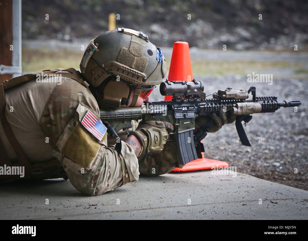 I membri del primo Special Forces Group (Airborne) partecipano a una ripresa temporizzata concorso sfida durante la settimana di Mentone a base comune Lewis-Mccorda, WA su dicembre 4, 2017. Menton settimana celebra il primo patrimonio speciale, come il suo predecessore è stato il primo servizio speciale forza, che ha sciolto in Menton, Francia alla fine della II Guerra Mondiale su dicembre 5, 1944. L'unità, comunemente denominato "Vigili del Mali,' è accreditato con un record distinto delle operazioni non convenzionali dietro le linee nemiche. (US Army Foto di SGT Codie Mendenhall). Foto Stock