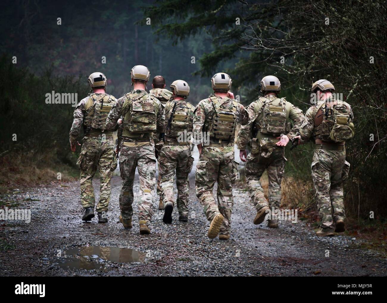 I membri del primo Special Forces Group (Airborne) partecipano a una ripresa temporizzata concorso sfida durante la settimana di Mentone a base comune Lewis-Mccorda, WA su dicembre 4, 2017. Menton settimana celebra il primo patrimonio speciale, come il suo predecessore è stato il primo servizio speciale forza, che ha sciolto in Menton, Francia alla fine della II Guerra Mondiale su dicembre 5, 1944. L'unità, comunemente denominato "Vigili del Mali,' è accreditato con un record distinto delle operazioni non convenzionali dietro le linee nemiche. (US Army Foto di SGT Codie Mendenhall). Foto Stock