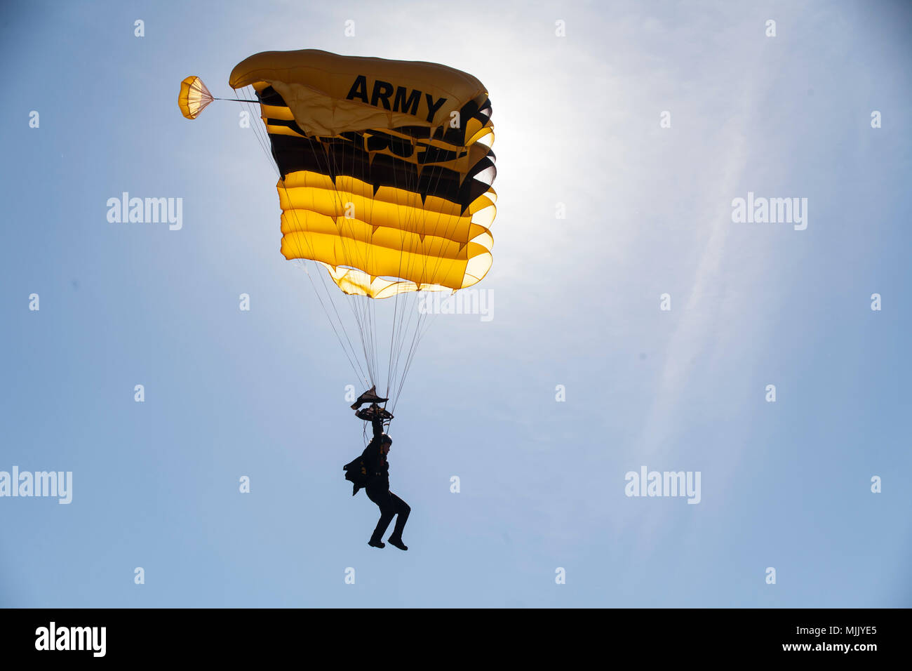 Stati Uniti Paracadutisti dell'esercito di Stati Uniti Army Parachute Team (cavalieri d'Oro) riempire il cielo a Luzon nella zona di caduta per il ventesimo annuale di Randy Oler Memorial il funzionamento del giocattolo Drop, ospitato dalla U.S. Esercito degli affari civili e le operazioni psicologiche il comando (airborne), Dicembre 4, 2017 a Camp MacKall, North Carolina. Il funzionamento del giocattolo Drop è la più grande del mondo di combinata airborne funzionamento e soldati consente la possibilità di allenarsi sul loro militari professionali di specialità, mantenere la loro disponibilità aerea e restituire alla comunità locale. (U.S. Esercito foto di Spc. Jesse L. Artis Jr./rilasciato) Foto Stock