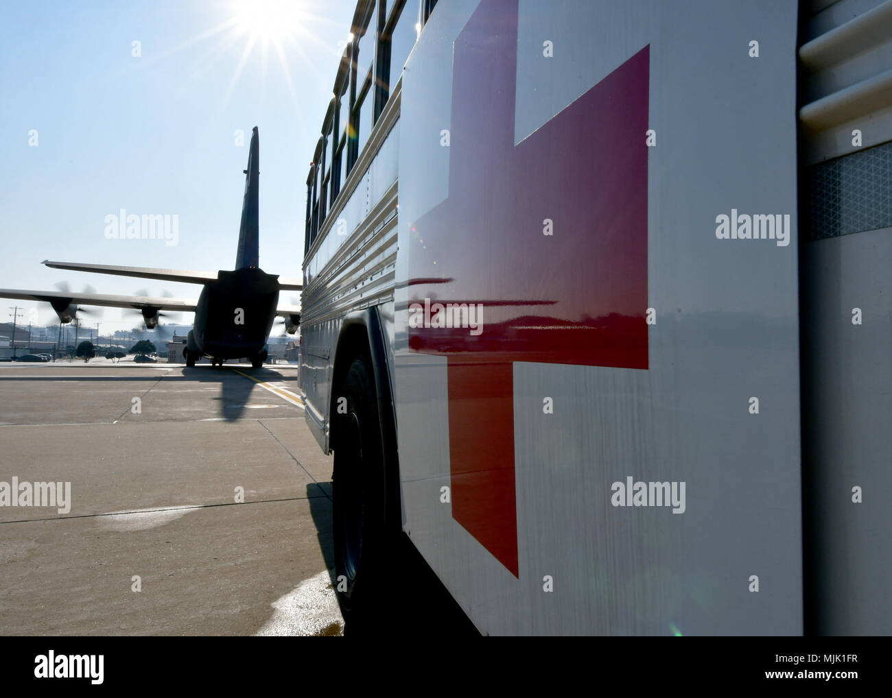 Un bus medico assegnato al cinquantunesimo Medical Group si allontana da un U.S. Air Force C-130 Hercules aeromobili cargo stati assegnati ad Yokota Air Base, Giappone, portando patiens durante l'esercizio vigili Ace 18 a Osan AB, Repubblica di Corea, 6 dicembre 2017. Stati Uniti e RoK forze sono impegnati ad essere pronti a combattere con un preavviso di pochi istanti. Esercitare una rapida risposta scenari mantiene la loro messa a fuoco nitida e pronto a rispondere. (U.S. Air Force photo by Staff Sgt. Franklin R. Ramos/rilasciato) Foto Stock