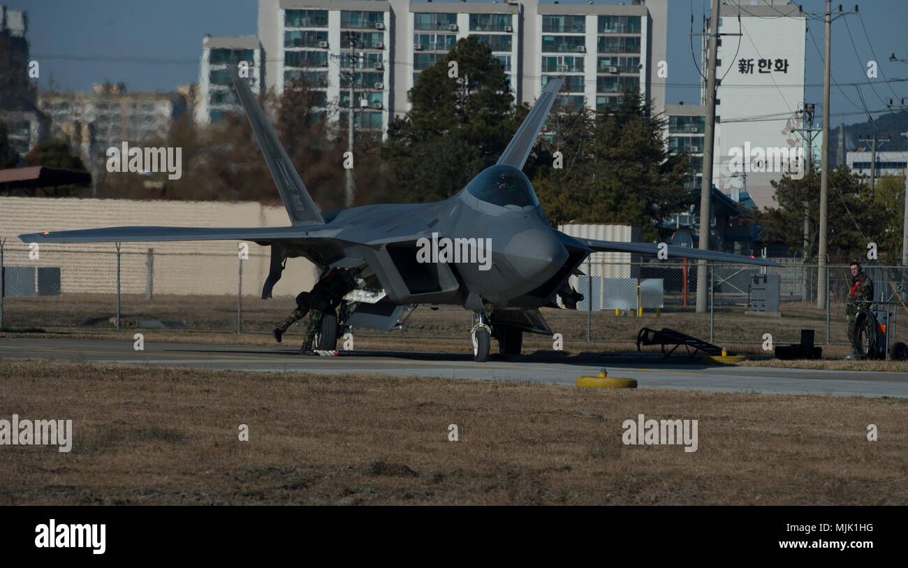 Stati Uniti Air Force manutenzione aviatori preparare un F-22 Raptor per il decollo Dicembre 5, 2017 a Gwangju Air Base, Repubblica di Corea durante l'esercizio vigili Ace-18. Esercizio vigili Ace-18 è un esercizio annuale progettato per aumentare l'interoperabilità di Stati Uniti e ROK Forze dell'aria. (U.S. Air Force foto di Airman 1. Classe Kristen A. Heller) Foto Stock