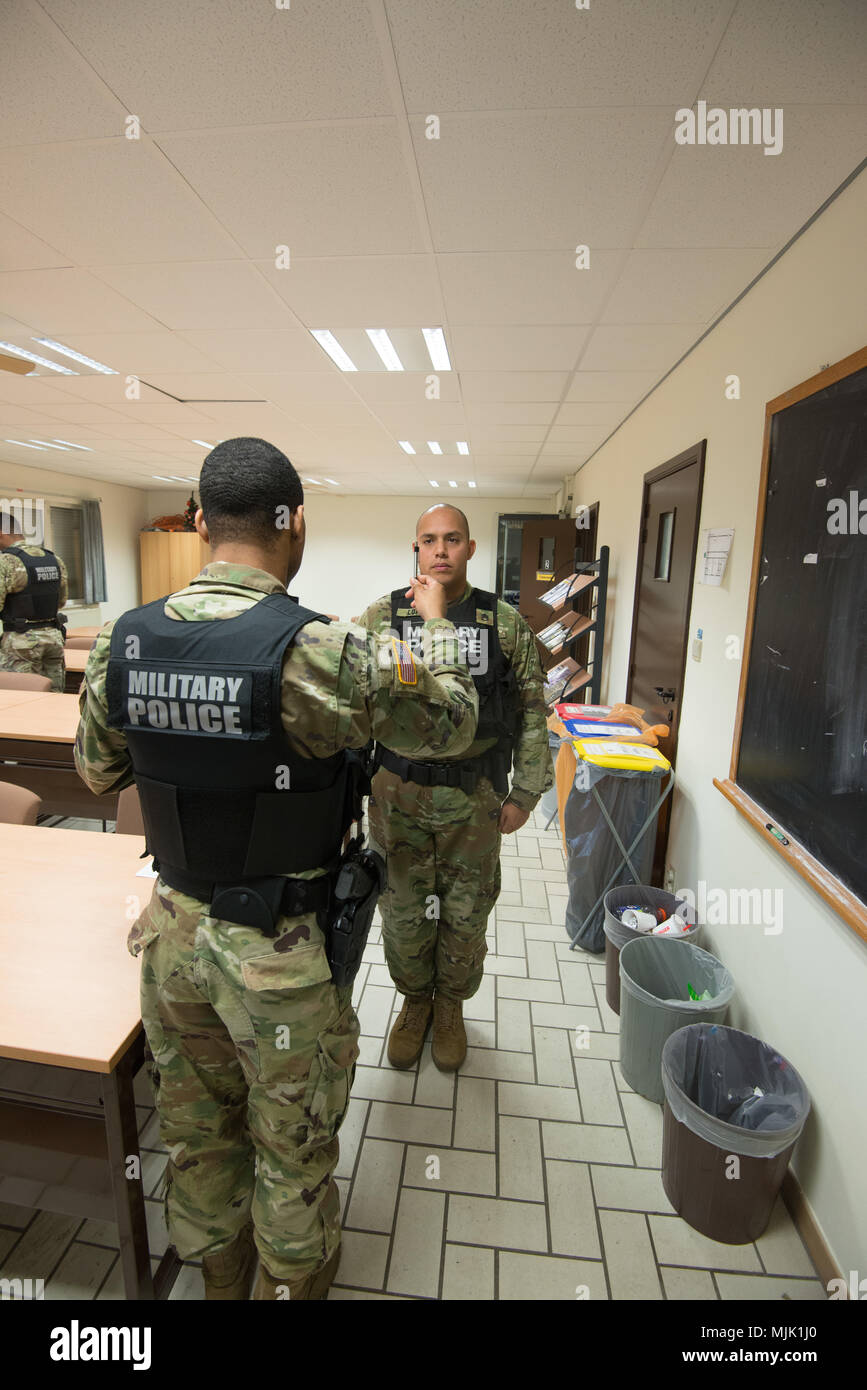 Stati Uniti Army Sgt. Chase Sykes, assegnato all'Schinnen Provost Marshall ufficio presso U.S. Army Garrison Benelux, esegue un sguardo orizzontale il nistagmo test su U.S. Il personale dell'esercito Sgt. Sergio Lopez come una parte della loro formazione sul campo standard sobrietà test su Wingene Air Base, Belgio, Dicembre 5, 2017. I soldati praticato eseguendo il Campo prove di sobrietà per ricevere l'applicazione della legge di certificazione. (U.S. Esercito foto di Visual Information Specialist Pierre-Etienne Courtejoie) Foto Stock