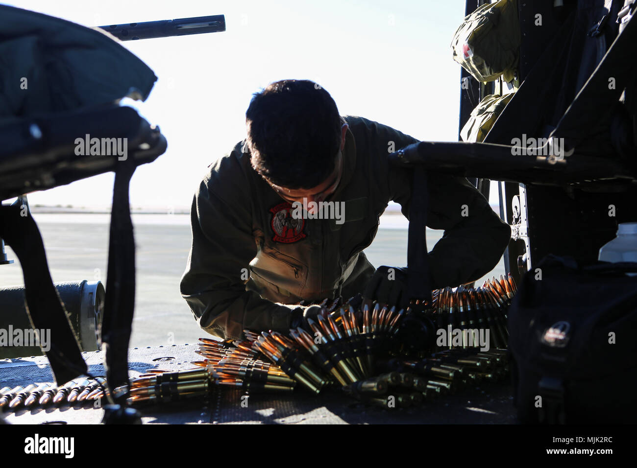 Marine Cpl. Alex Oleksy, un capo equipaggio con Marine Attacco leggero elicottero Squadron (HMLA) 469, prepara Aerial Assault armi per la simulazione di una missione di combattimento a sostegno dell'esercizio inverno Fury 2018 in Marine Corps Air-Ground Centro di combattimento ventinove palme, Calif. Dic. 6. Esercizio Inverno Fury 2018 fornisce una formazione efficace in ambienti expeditionary per garantire 3 aeromobili Marina Wing rimane la lotta contro-ready, implementabile su un breve preavviso e letale quando viene chiamato in azione. (U.S. Marine Corps photo by Lance Cpl. Mark Lowe/rilasciato) Foto Stock