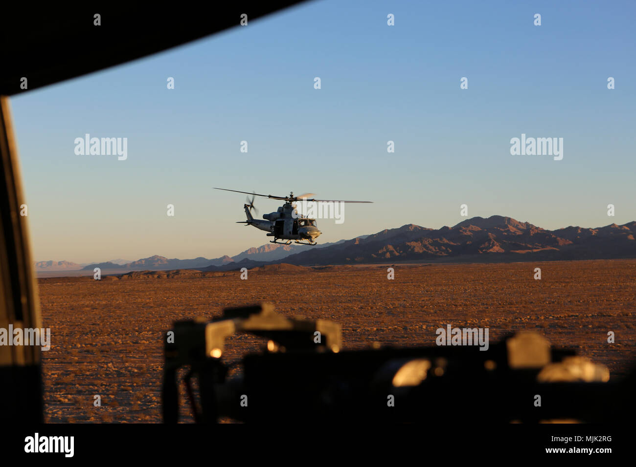 Un Marine Attacco leggero elicottero Squadron (HMLA) 469 UH-1Y Huey fornisce supporto di scorta durante la simulazione di una missione di combattimento come parte di esercizio inverno Fury 2018 in Marine Corps Air-Ground Combat Training Center ventinove Palms California, DIC 6. Esercizio Inverno Fury 2018 fornisce una formazione efficace in ambienti expeditionary per garantire 3 aeromobili Marina Wing rimane la lotta contro-ready, implementabile su un breve preavviso e letale quando viene chiamato in azione. (U.S. Marine Corps photo by Lance Cpl. Mark Lowe/rilasciato) Foto Stock