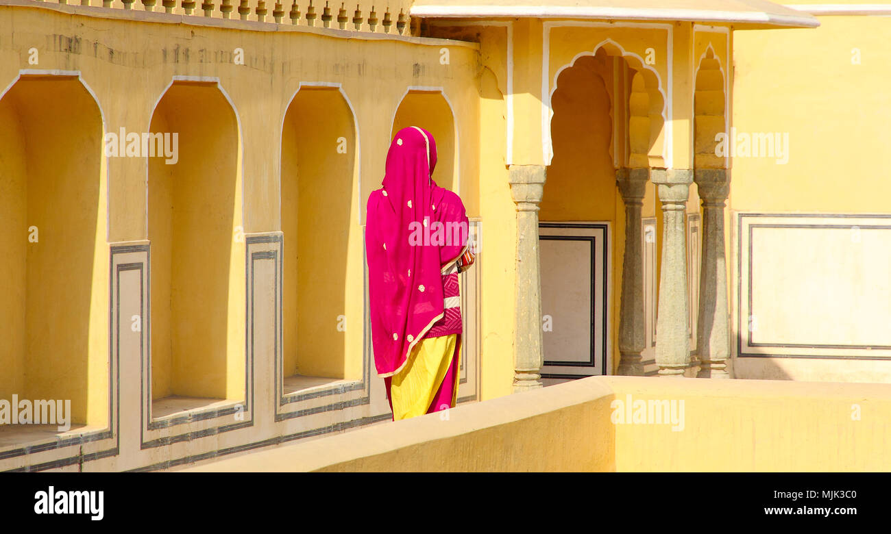 Ragazza indiana in sari colorati in visita a Palazzo dei venti a Jaipur, Rajasthan, India Foto Stock