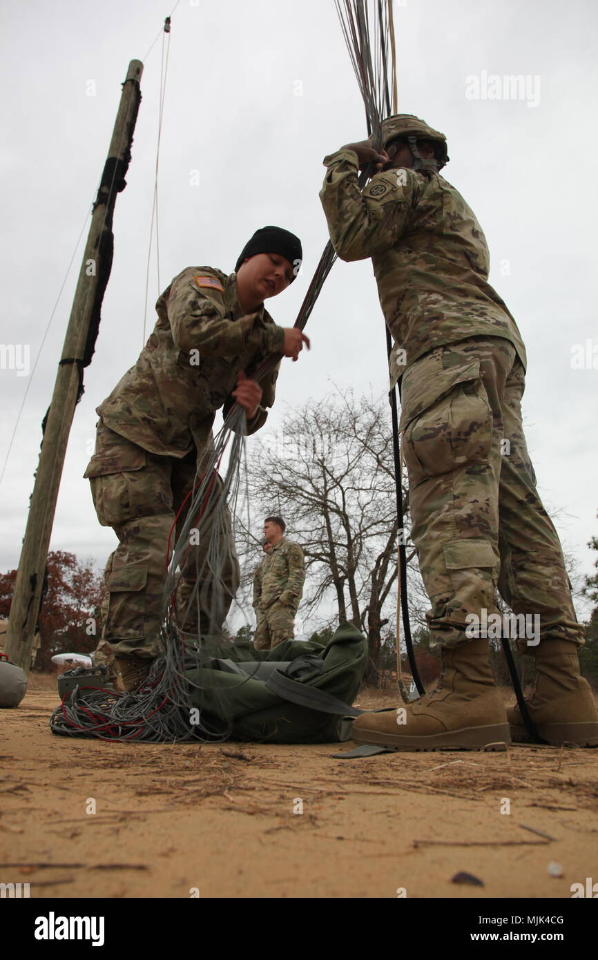 Esercito degli Stati Uniti i paracadutisti esegue lo scivolo shake-out dopo la loro discesa per il ventesimo annuale di Randy Oler Memorial il funzionamento del giocattolo Drop, ospitato dalla U.S. Esercito degli affari civili e le operazioni psicologiche il comando (airborne), 6 Dicembre 2017 a Luzon nella zona di caduta, North Carolina. Questi paracadutisti sono parte del ventesimo annuale di Randy Oler Memorial il funzionamento del giocattolo Drop. Quest'anno, otto paesi partecipano ed essi includono; la Colombia, Canada, Lettonia, Paesi Bassi, Svezia, Italia, Germania e Polonia. Il funzionamento del giocattolo Drop, ospitato dall'U.S. Esercito degli affari civili e le operazioni psicologiche il comando (Airborne) e t Foto Stock