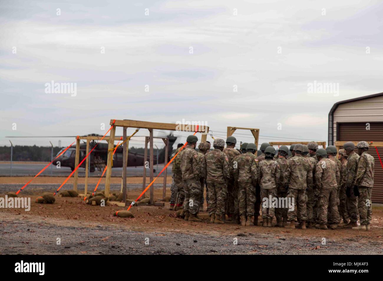 Stati Uniti Paracadutisti dell'esercito preparare per eseguire il processo di familiarizzazione airborne durante il ventesimo annuale di Randy Oler Memorial il funzionamento del giocattolo goccia, a MacKall Army Airfield, North Carolina, 7 dicembre, 2017. Quest'anno, otto paesi partecipano ed essi includono; la Colombia, Canada, Lettonia, Paesi Bassi, Svezia, Italia, Germania e Polonia. Il funzionamento del giocattolo Drop, ospitato dall'U.S. Esercito degli affari civili e le operazioni psicologiche il comando (Airborne) è il più grande combinati airborne operazione condotta in tutto il mondo. L'evento consente di soldati la possibilità di allenarsi sul loro militari professionali di specialità, mantenere th Foto Stock