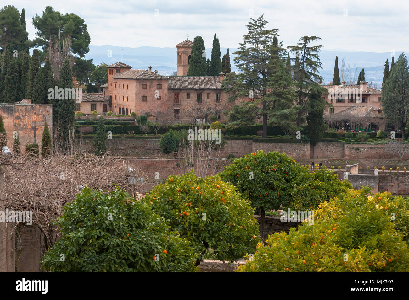 Convento de San Francisco dal Superiore Giardini Generalife, el Alhambra di Granada, Andalusia, Spagna Foto Stock