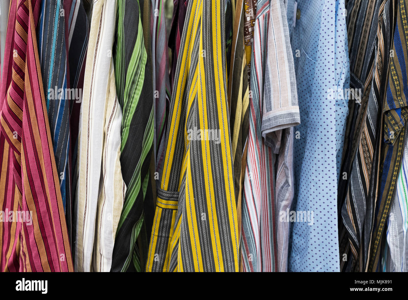 Vecchio vintage abbigliamento per la vendita su un rack a un retro vintage auto vendita di avvio. Granary Square, Kings Cross, London Foto Stock Vecchio vintage abbigliamento per la vendita su un rack a un retro vintage auto vendita di avvio. Granary Square, Kings Cross, London Foto Stock