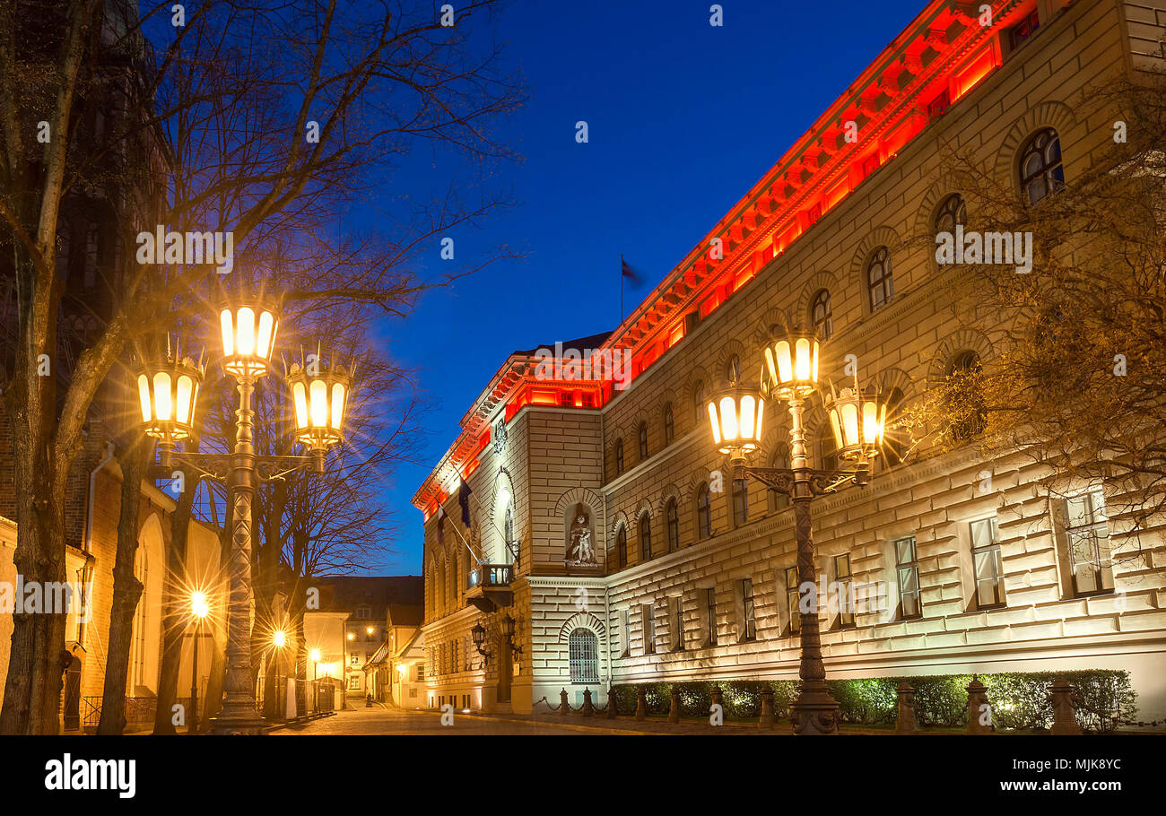 Il Parlamento della Lettonia edificio di notte, Jekaba Street, Città Vecchia di Riga. Foto Stock