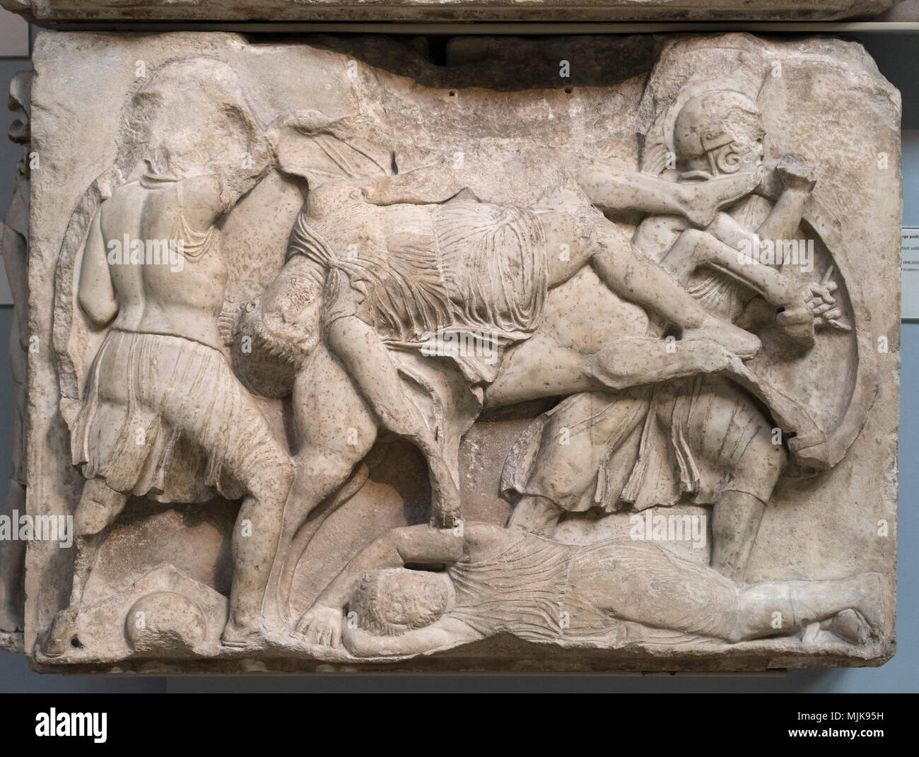 Londra. In Inghilterra. British Museum, nereide monumento, fregio (dettaglio), guerrieri in combattimento, l'uomo morto cadendo da un allevamento di cavalli, da Xanthos, Turchia, ca Foto Stock