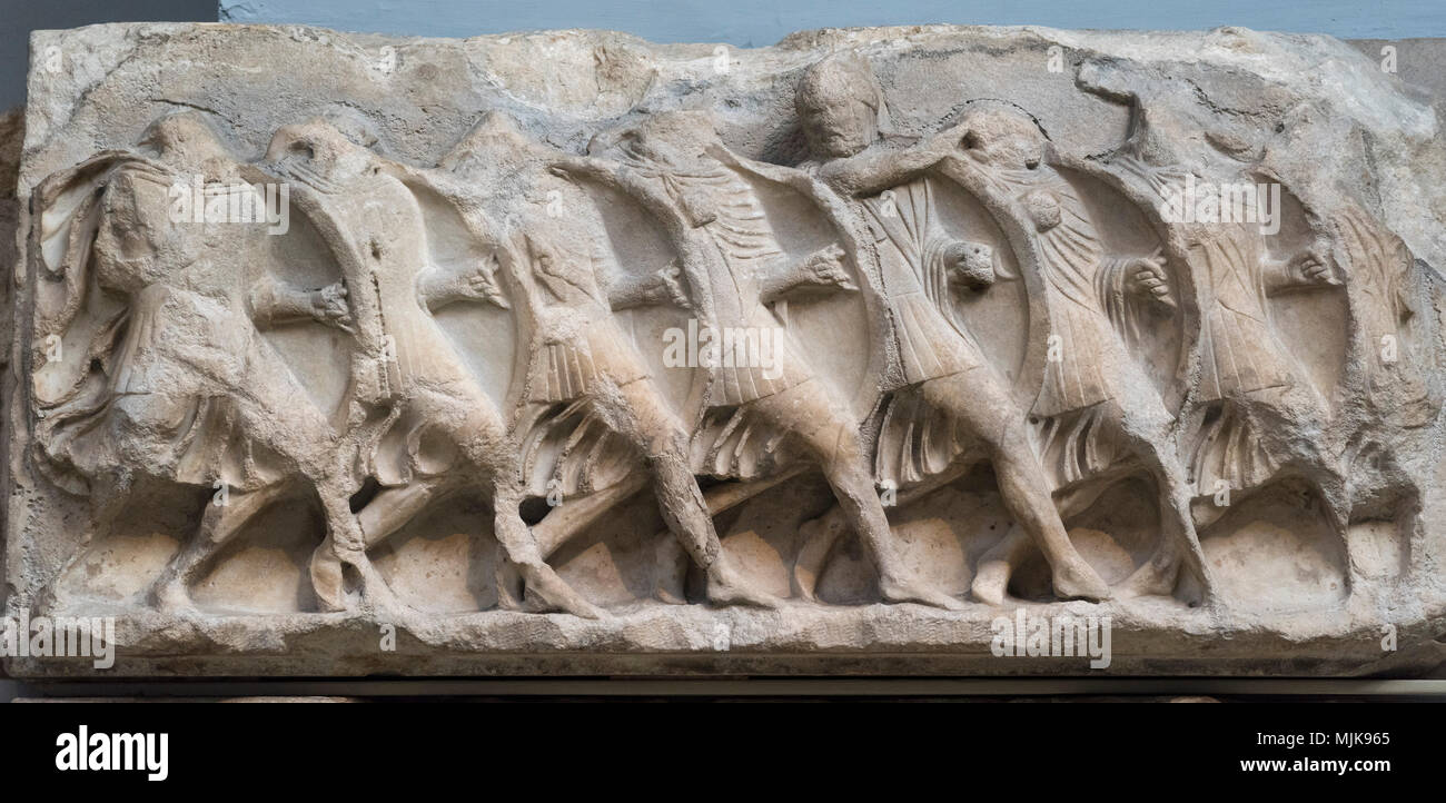 Londra. In Inghilterra. British Museum, nereide monumento, fregio (dettaglio), la falange di oplita soldato avanzando. Da Xanthos, Turchia, ca. 390-380 A.C. Il Foto Stock