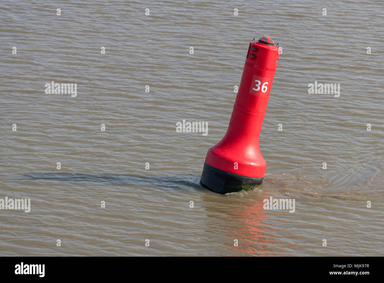 Boa rosso come un marcatore per la spedizione sul UNESCO protetti il Wadden Sea nel nord dei Paesi Bassi Foto Stock