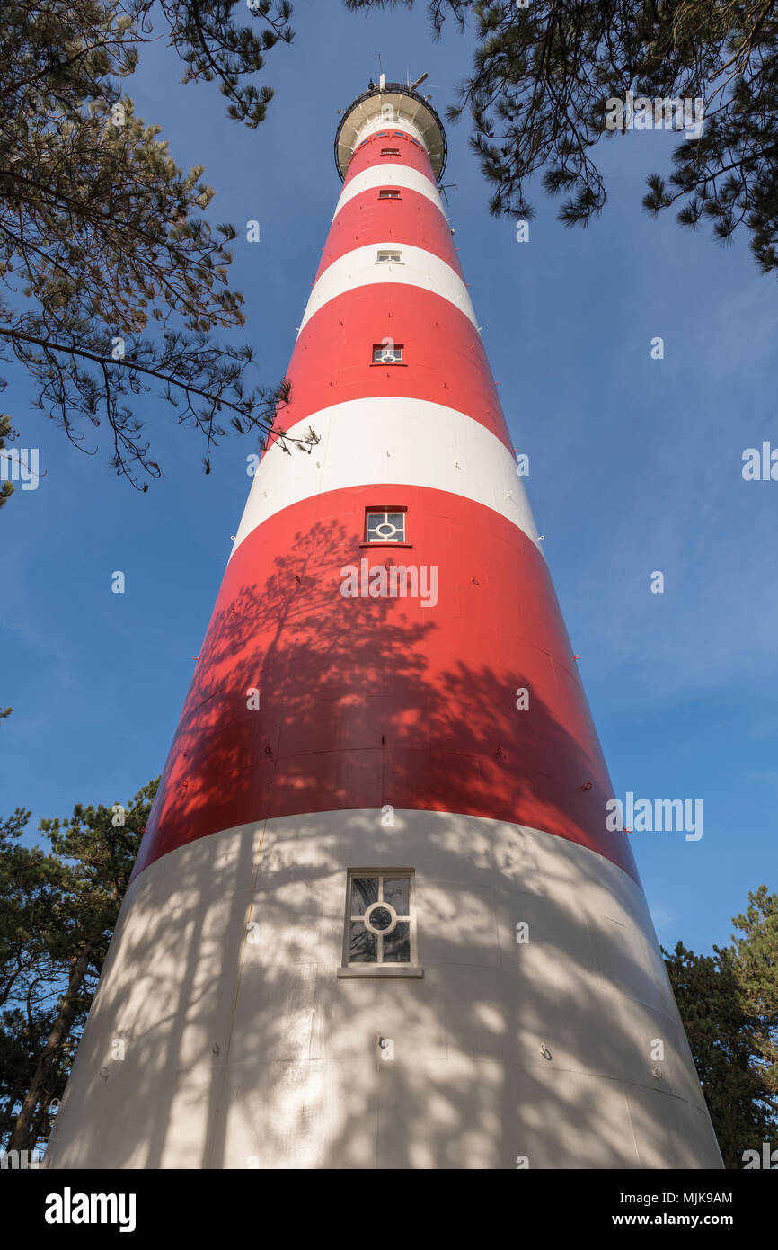 Faro dell'isola Ameland nel nord dei Paesi Bassi come un ampio angolo di ripresa Foto Stock