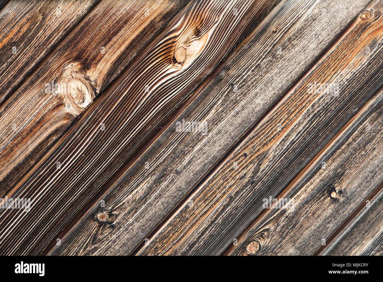 Diagonale a spiovente schede su un edificio in legno Foto Stock