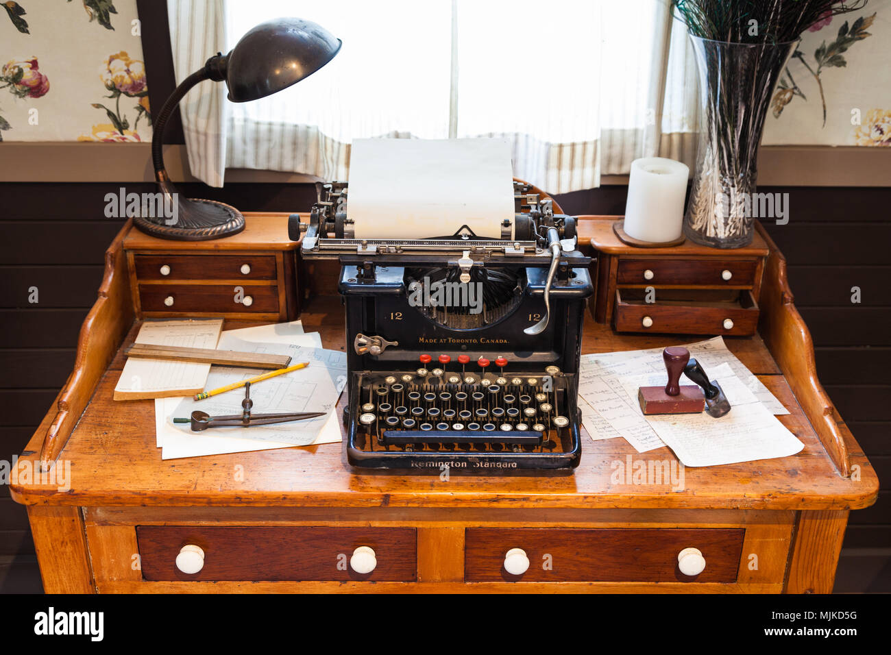 Scrivania per macchina da scrivere immagini e fotografie stock ad alta  risoluzione - Alamy