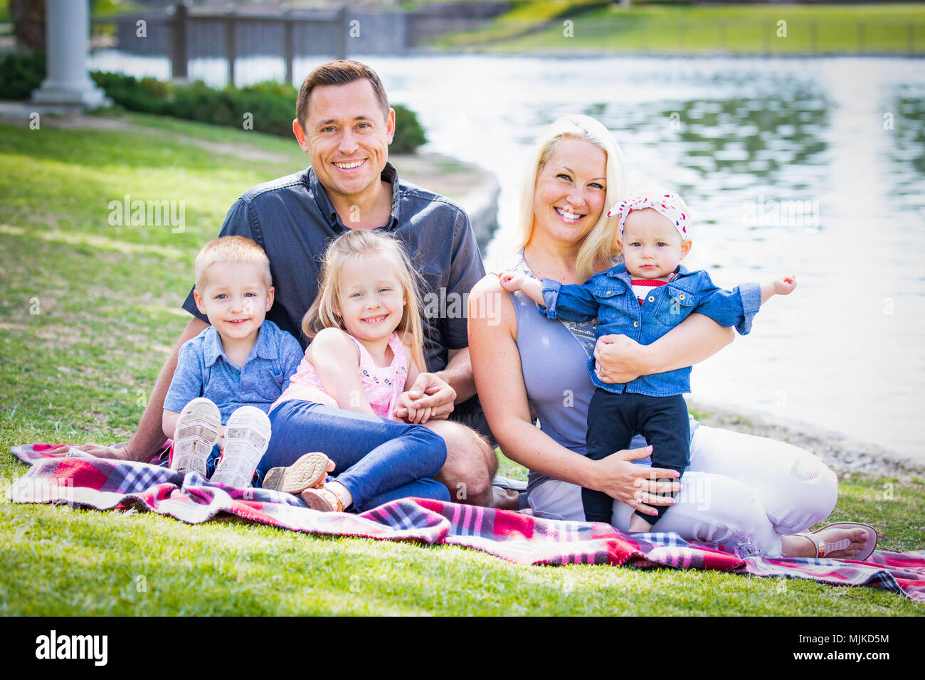 Felice giovani caucasici Ritratto di famiglia nel parco. Foto Stock