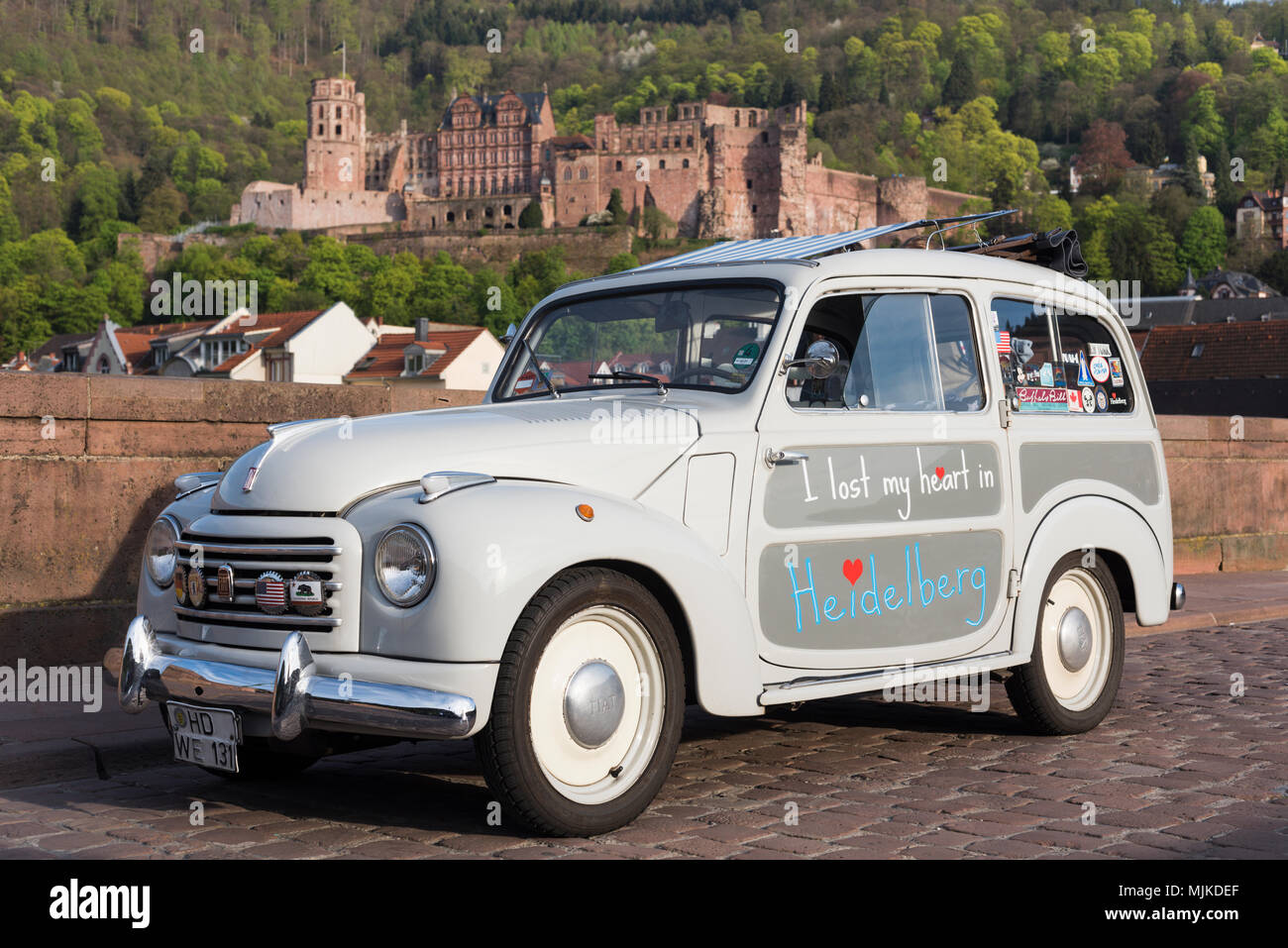 Bella italean Fiat auto oldtimer etichettato con il testo "ho perso il mio cuore a Heidelberg"con il romantico Castello di Heidelberg, Germania Foto Stock