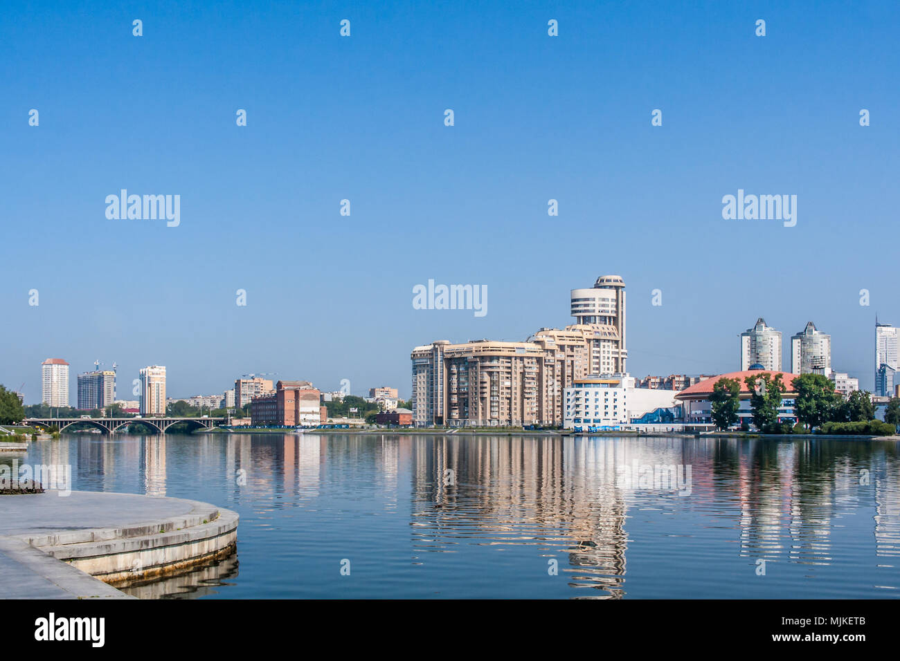 Ekaterinburg, Russia - Agosto, 04,2016: Vista della zona di acqua della città stagno nel centro di Ekaterinburg. Foto Stock