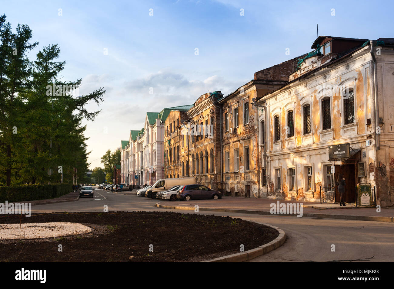 Ekaterinburg, Russia - Giugno, 02,2016: Vista di Gorky street vicino alla città di stagno in serata d'estate. Foto Stock