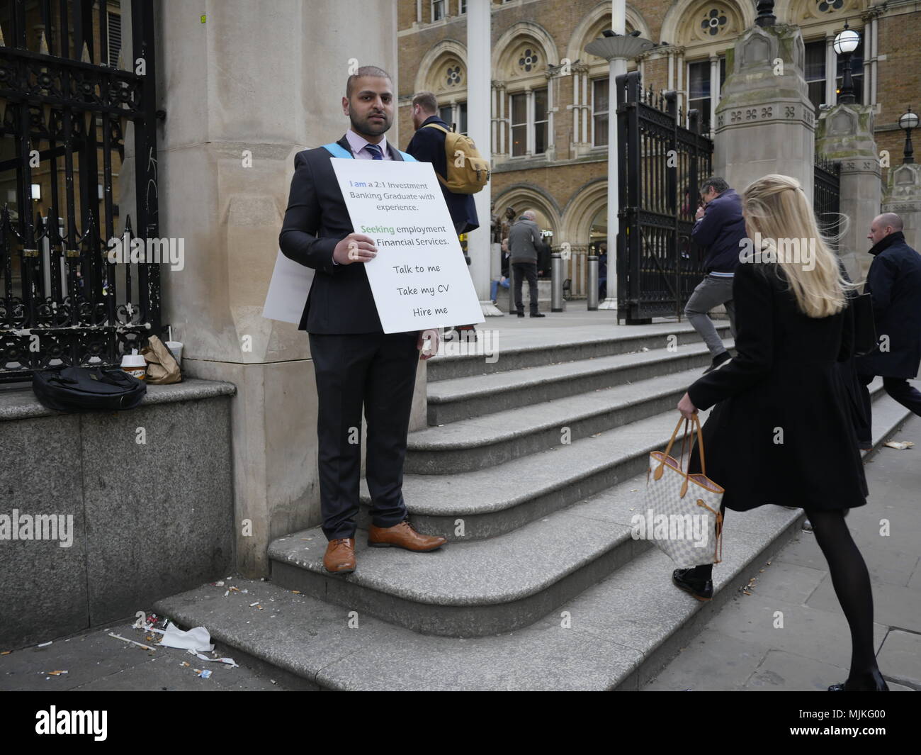 Assumere me, laureato in cerca di lavoro a sandwich con la pubblicità della scheda CV a Liverpool Street Station di Londra Foto Stock Assumere me, laureato in cerca di lavoro a sandwich con la pubblicità della scheda CV a Liverpool Street Station di Londra Foto Stock