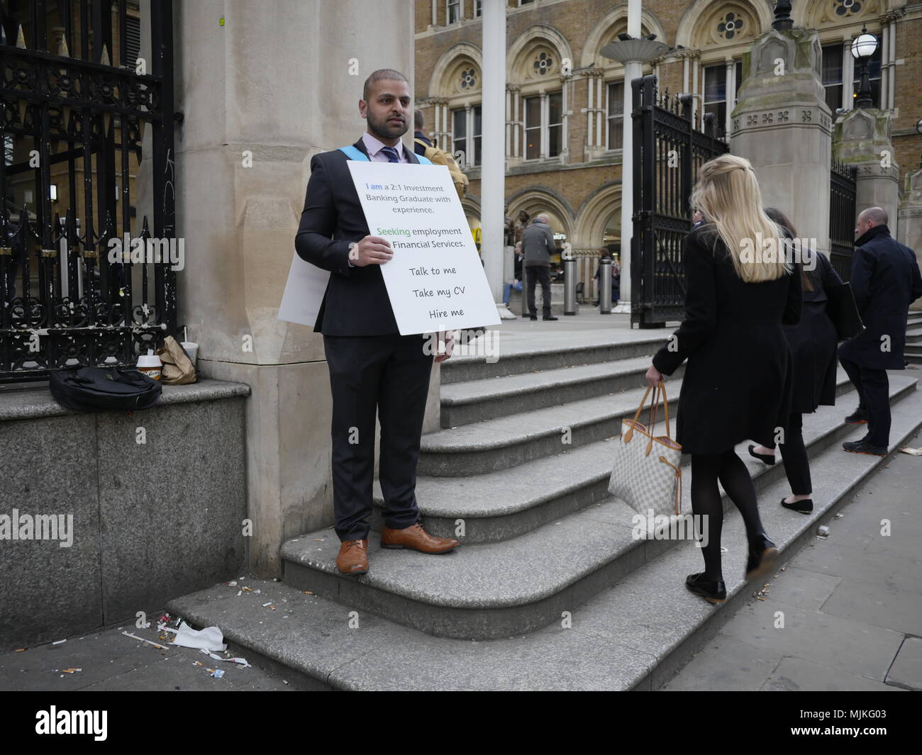 Assumere me, laureato in cerca di lavoro a sandwich con la pubblicità della scheda CV a Liverpool Street Station di Londra Foto Stock Assumere me, laureato in cerca di lavoro a sandwich con la pubblicità della scheda CV a Liverpool Street Station di Londra Foto Stock