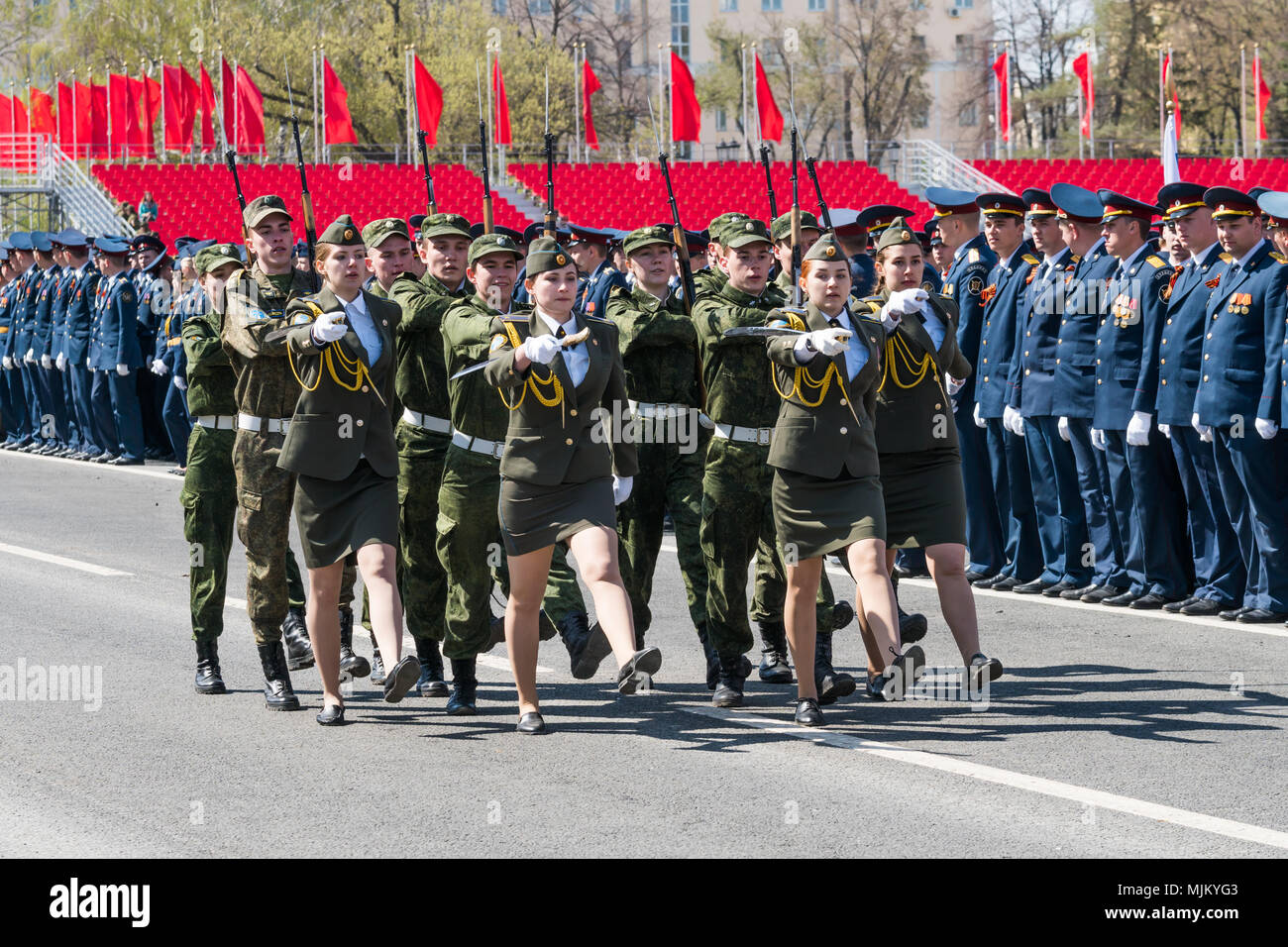 SAMARA - maggio 5: Prove abito di parata militare durante la celebrazione della Giornata della vittoria nella Grande Guerra Patriottica - soldati russi marciano sul Foto Stock