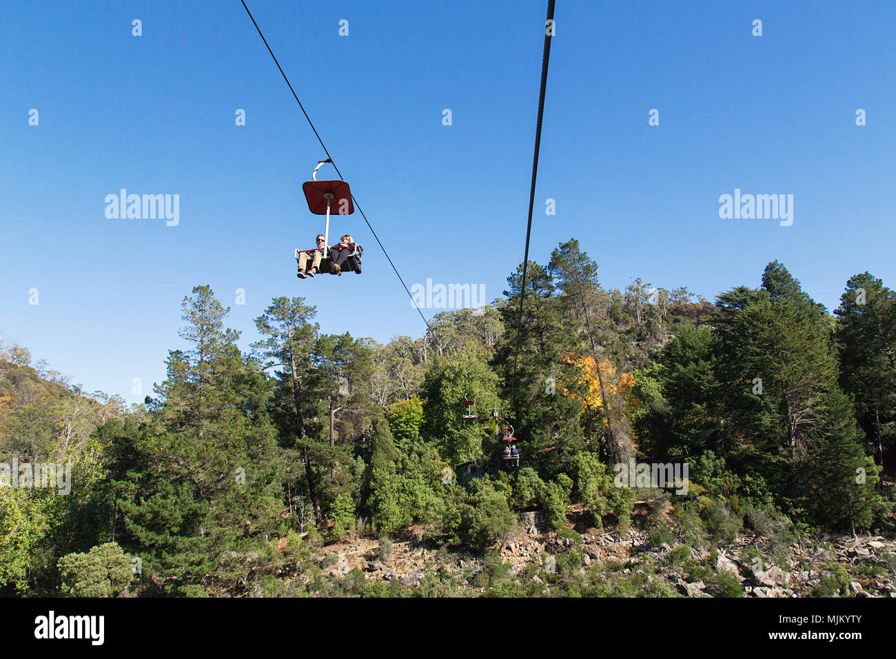 Launceston, Australia: Marzo 31, 2018: turisti ride la seggiovia al di sopra del primo bacino a Cataract Gorge a Launceston, la Tasmania. Foto Stock