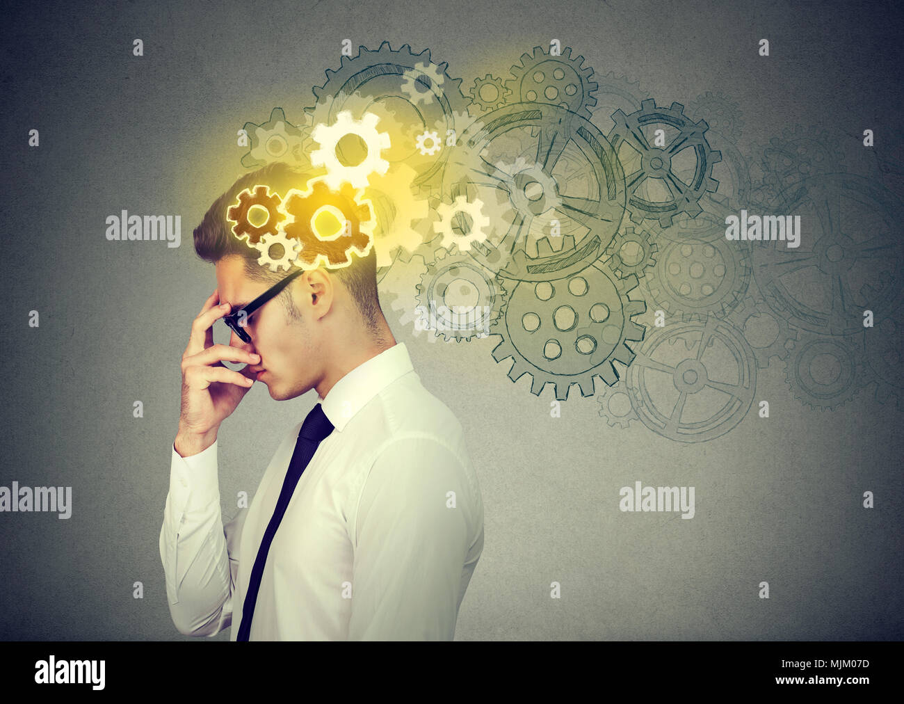 Considerato giovane uomo d'affari alla ricerca di una soluzione Foto Stock