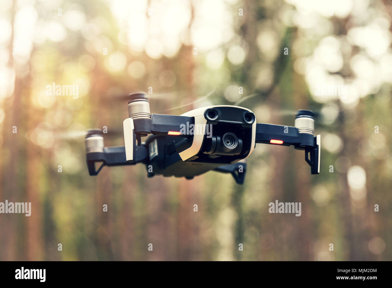 Drone sospeso in aria Foto Stock