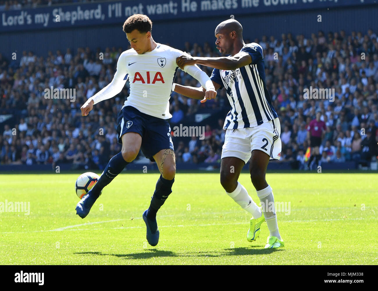 Tottenham Hotspur's dele Alli (sinistra) e West Bromwich Albion's Allan Nyom (destra) battaglia per la palla durante il match di Premier League al The Hawthorns, West Bromwich. Foto Stock