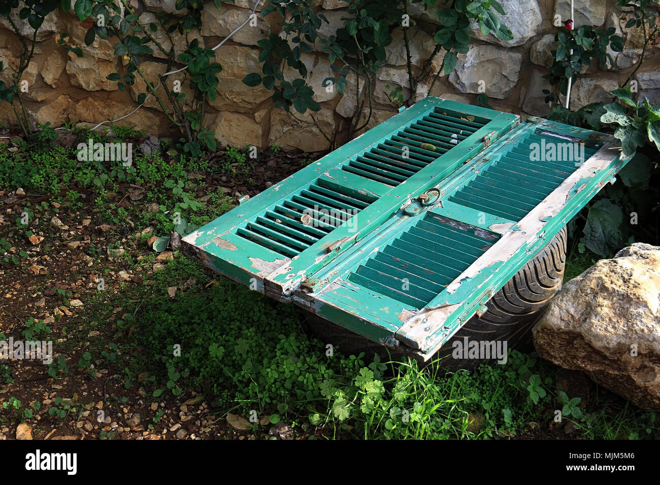 Un di legno porta verde dopo essere stato verniciato di verde. Foto Stock