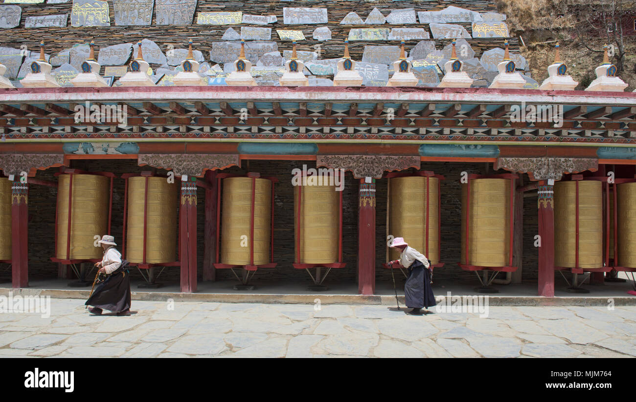 Il Tibetano pellegrini facendo perambulations intorno al Ser Gergyo (Ani Gompa) convento, Tagong, Sichuan, in Cina Foto Stock