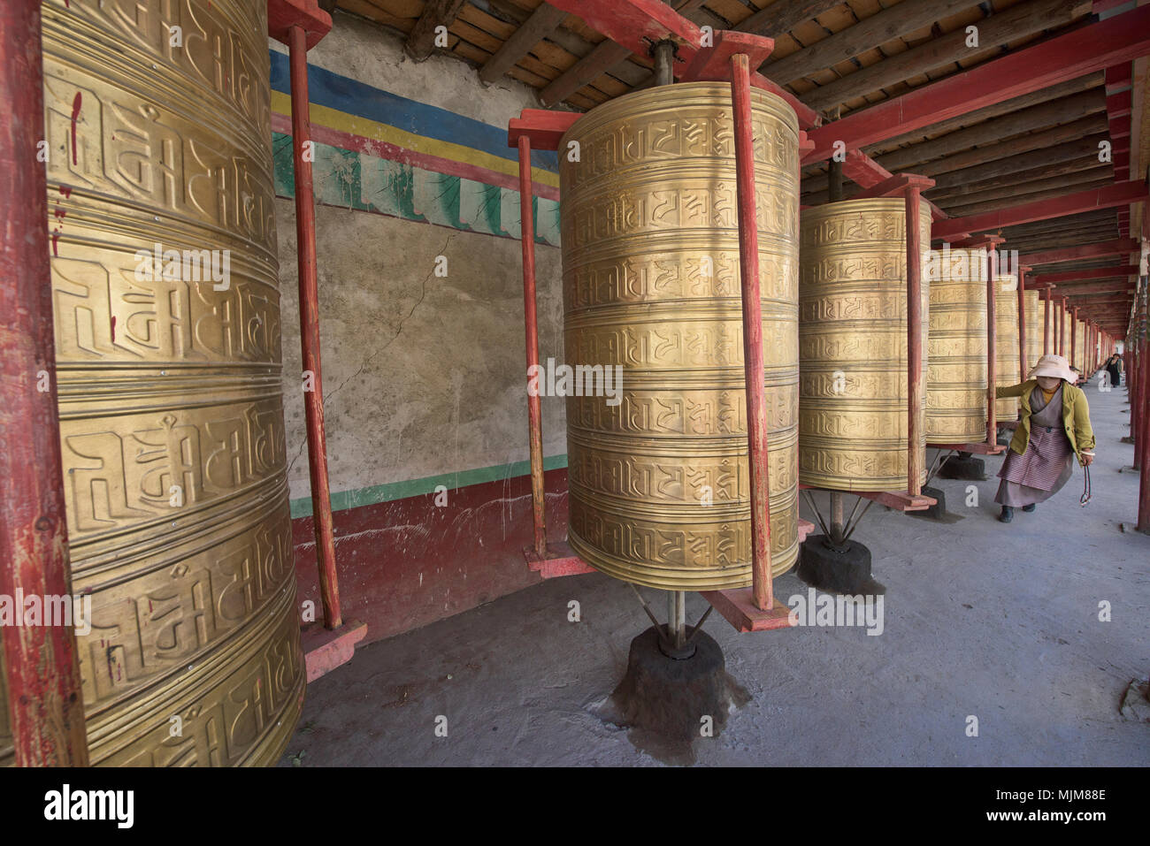 Pellegrino tibetano facendo perambulations intorno al Ser Gergyo (Ani Gompa) convento, Tagong, Sichuan, in Cina Foto Stock