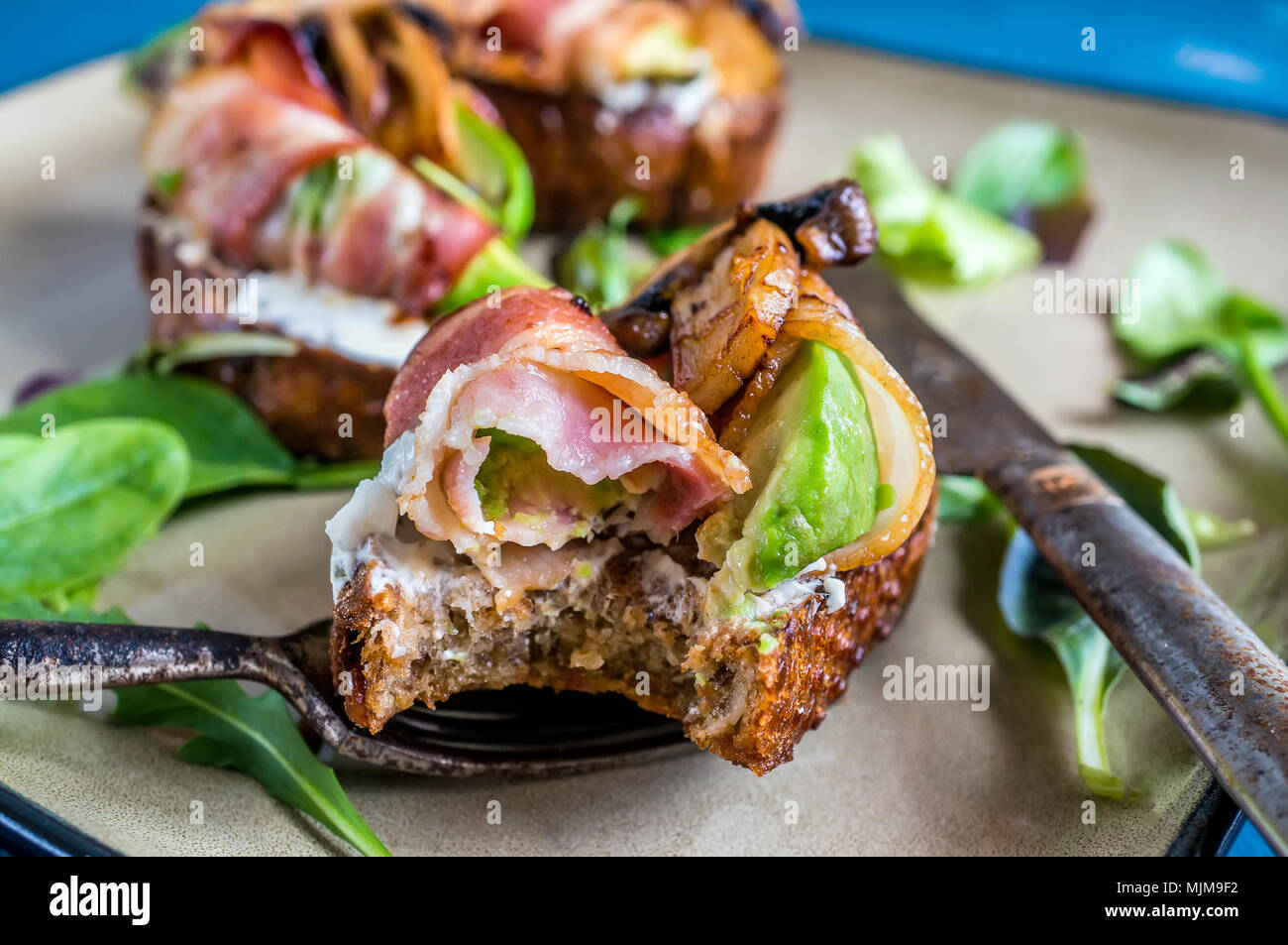 Deliziosi toast di avocado e prosciutto con verde senape germogliato . Foto Stock