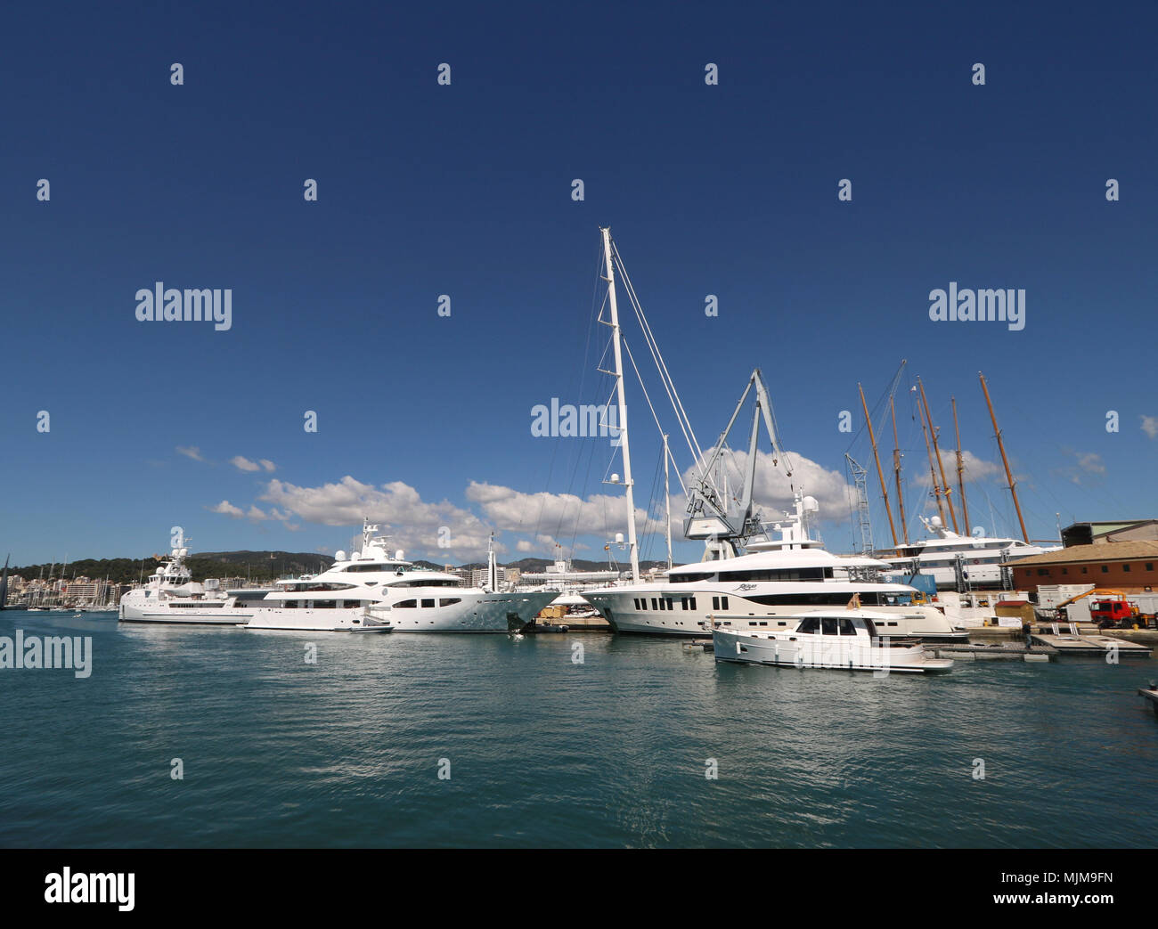 Mega yacht a motore immagini e fotografie stock ad alta risoluzione - Alamy